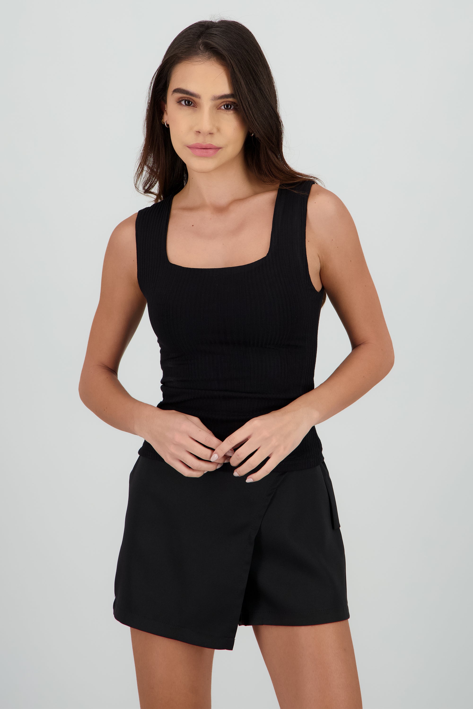 Top liso titantes escote cuadrado NEGRO