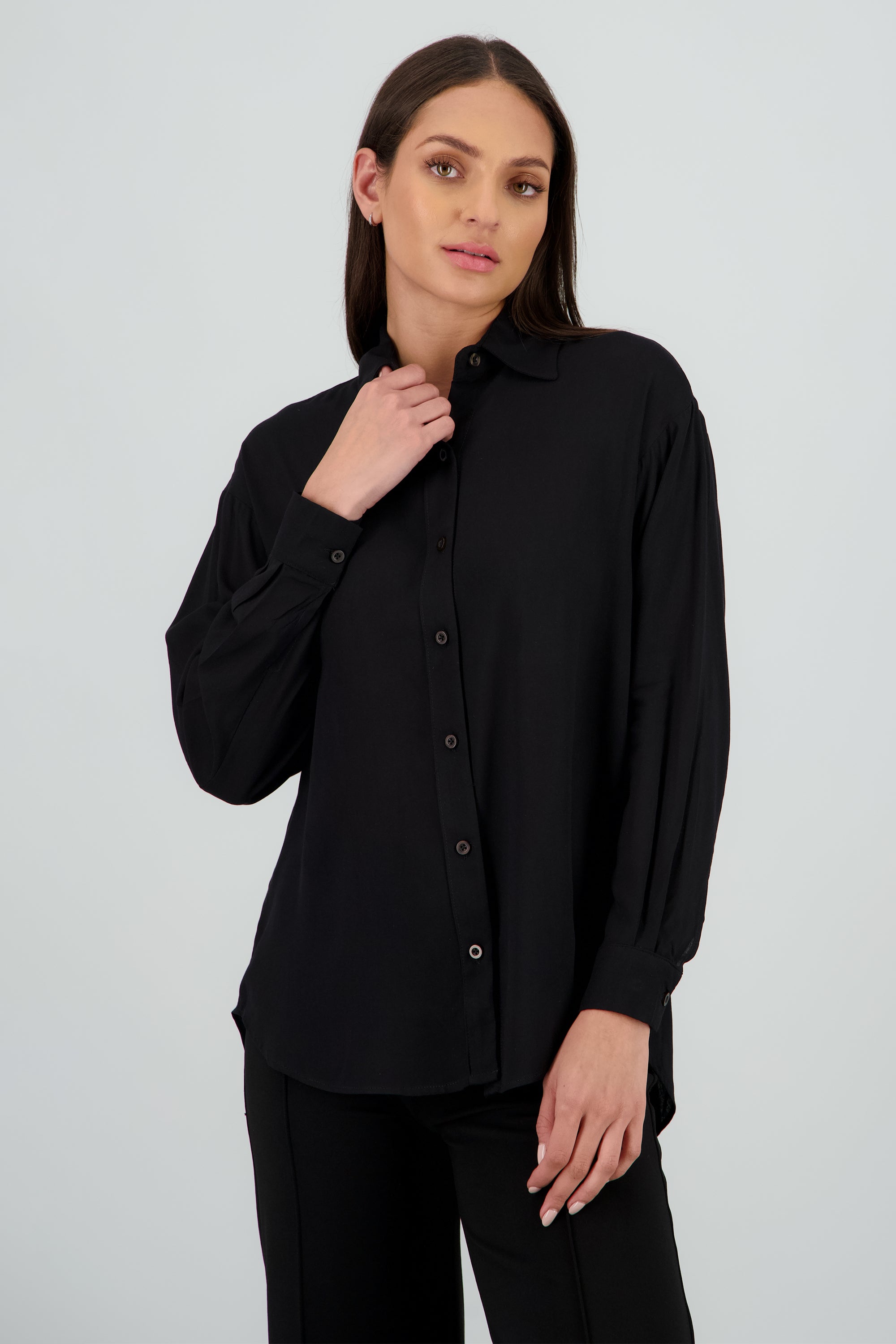Camisa lisa manga larga detalle cuello NEGRO