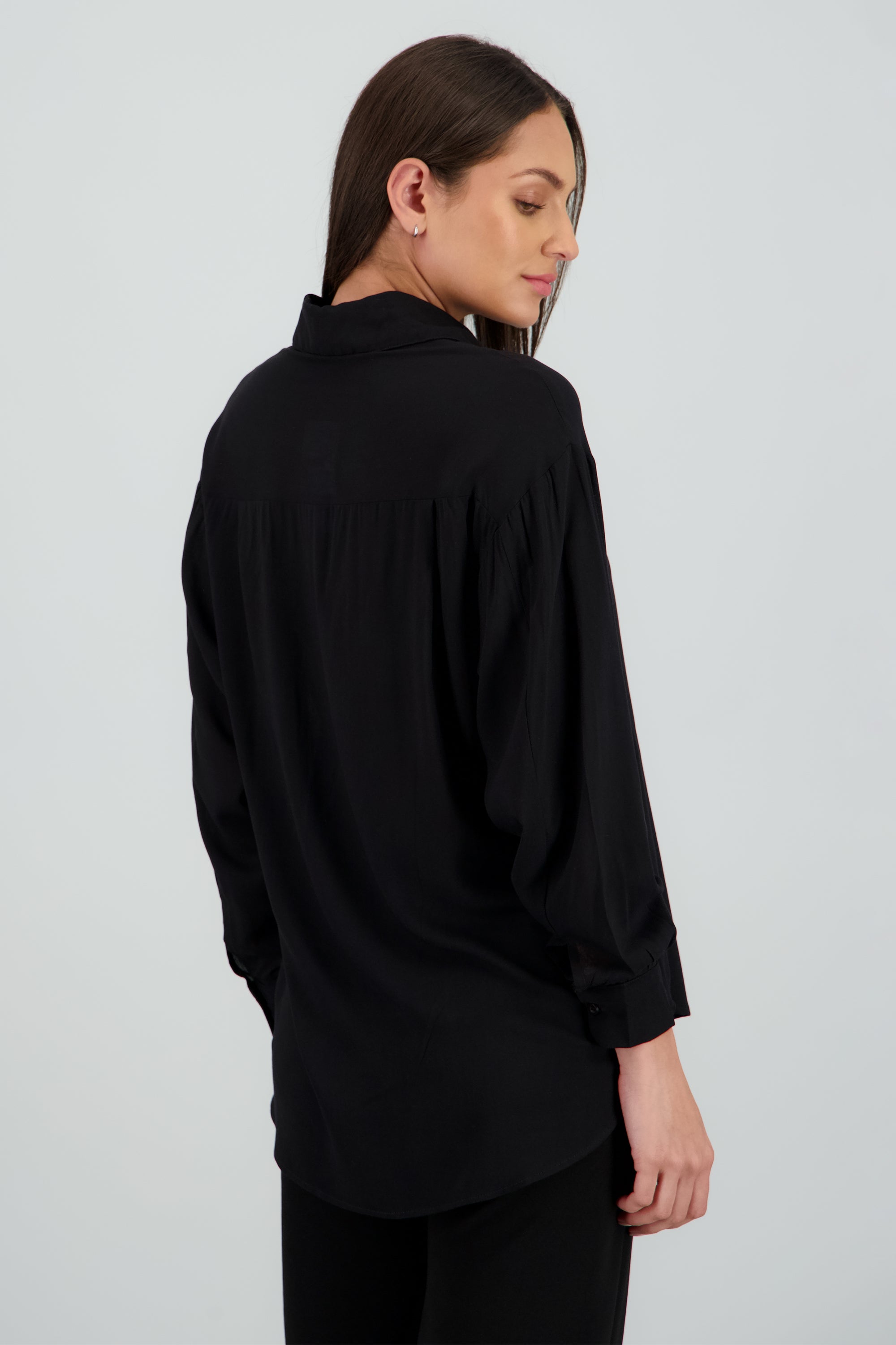 Camisa lisa manga larga detalle cuello NEGRO