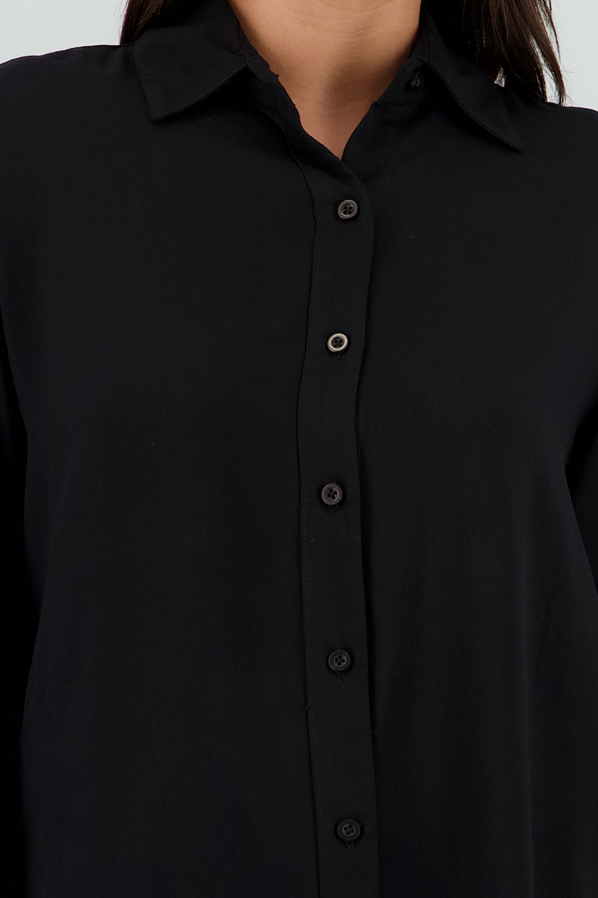 Camisa lisa manga larga detalle cuello NEGRO