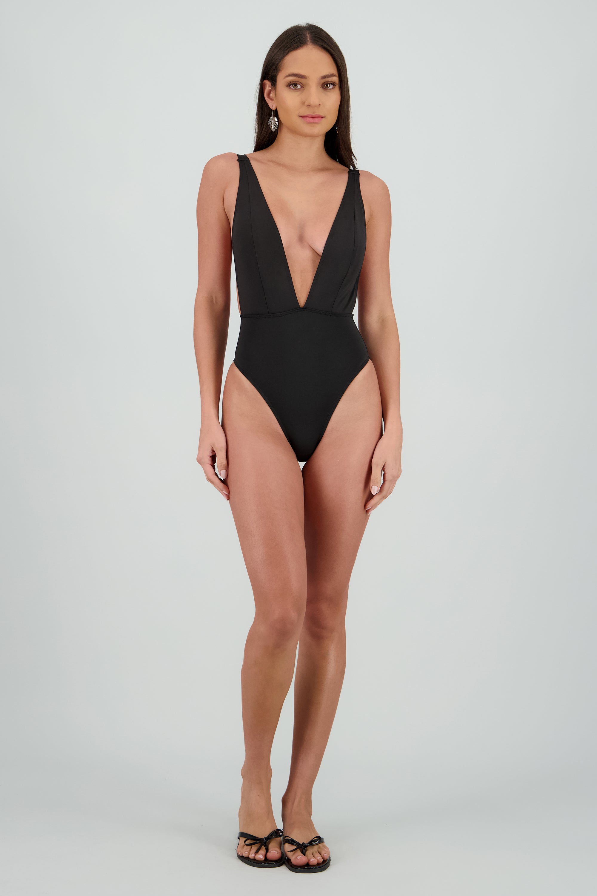 Traje de baño escote con pareo NEGRO