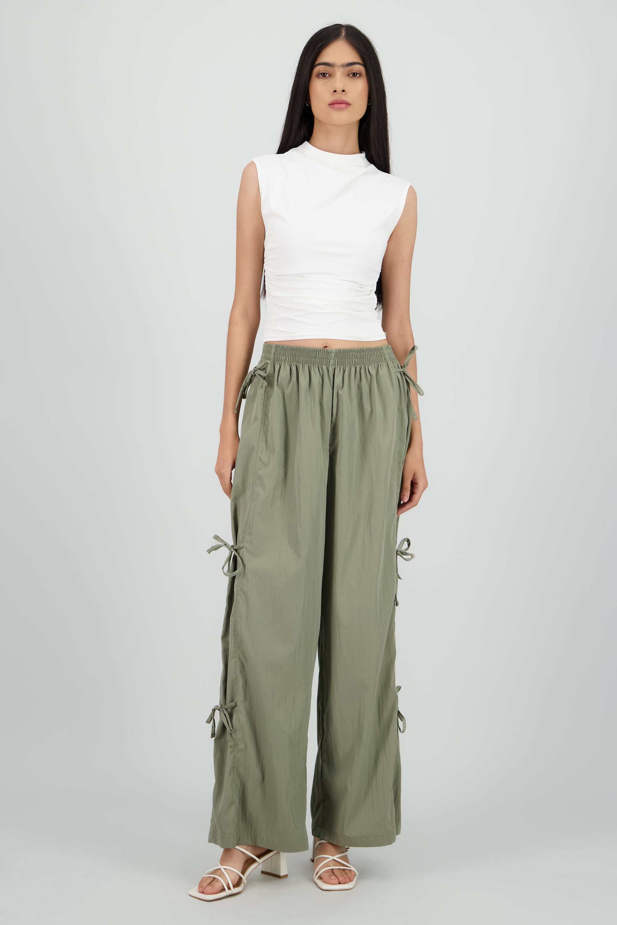 Pantalon liso detalle moños en costados OLIVO