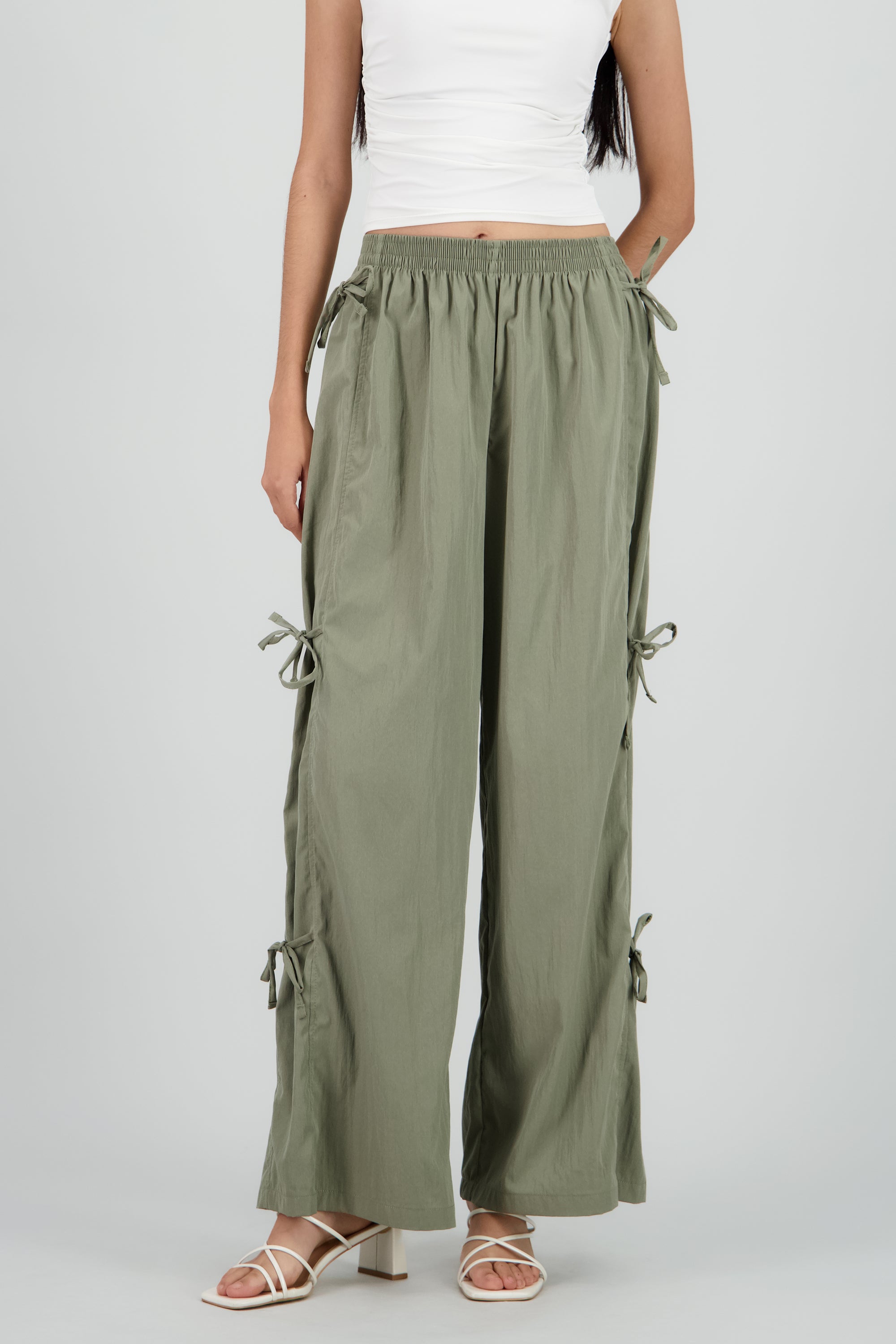 Pantalon liso detalle moños en costados OLIVO