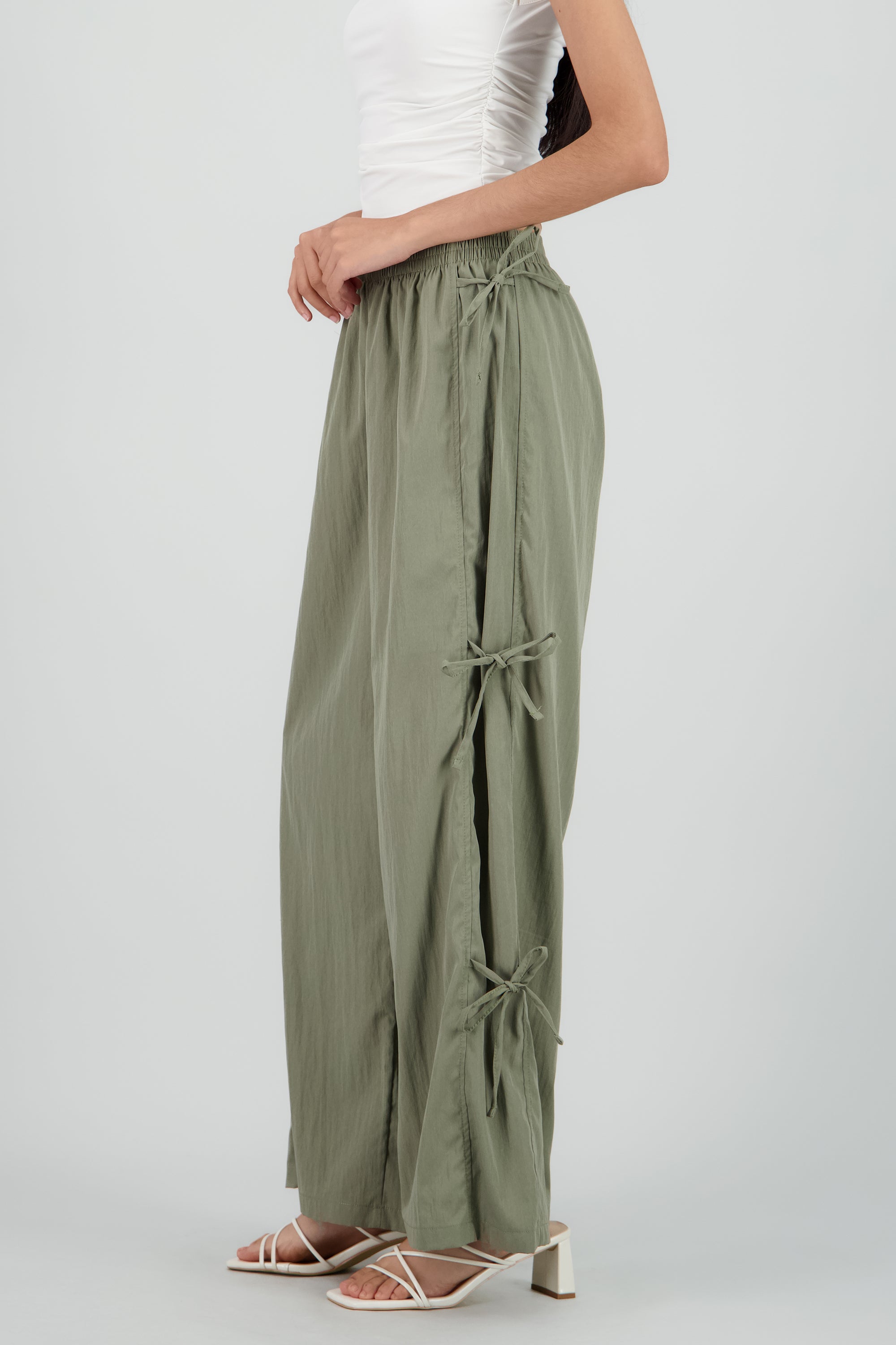 Pantalon liso detalle moños en costados OLIVO