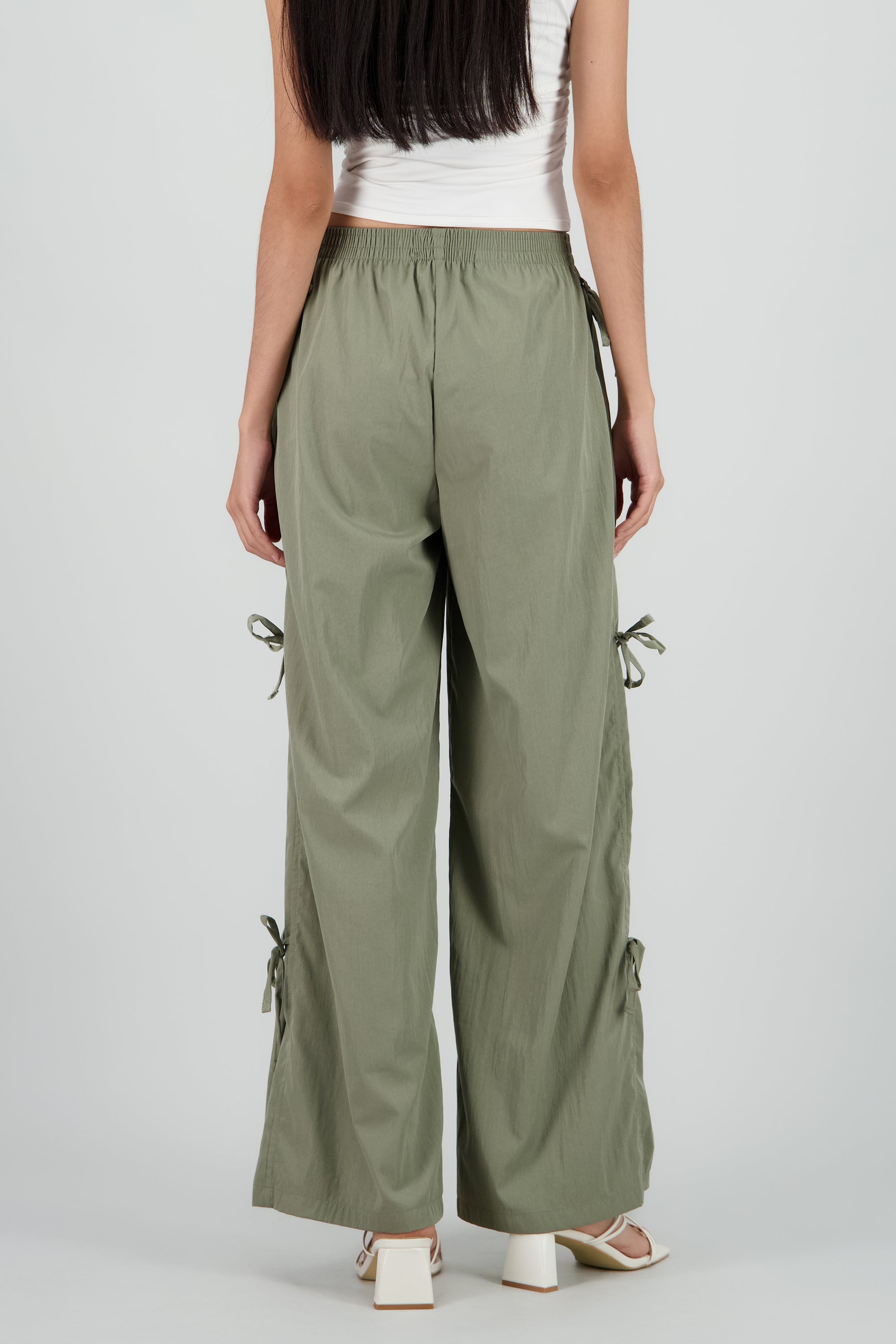 Pantalon liso detalle moños en costados OLIVO