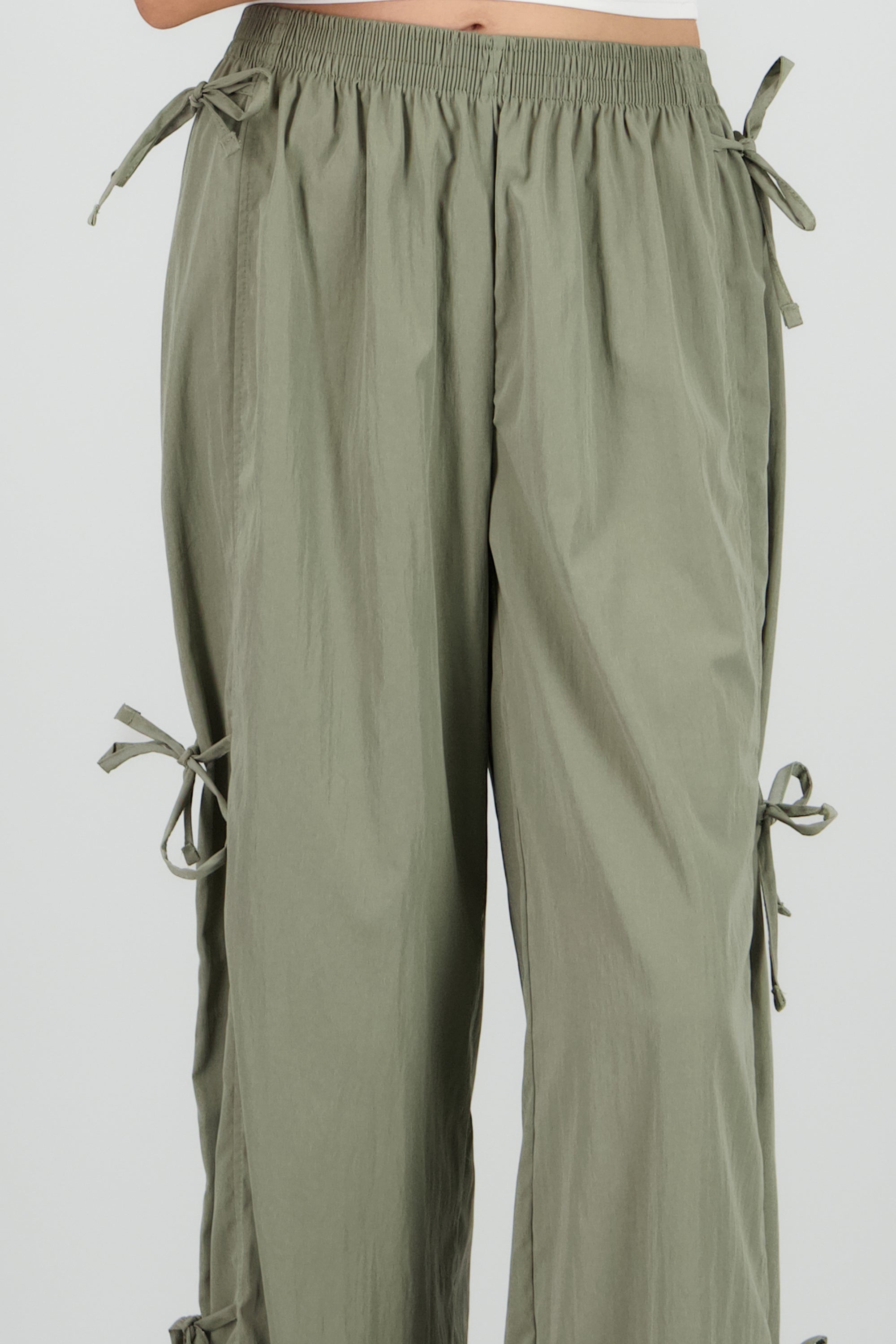 Pantalon liso detalle moños en costados OLIVO