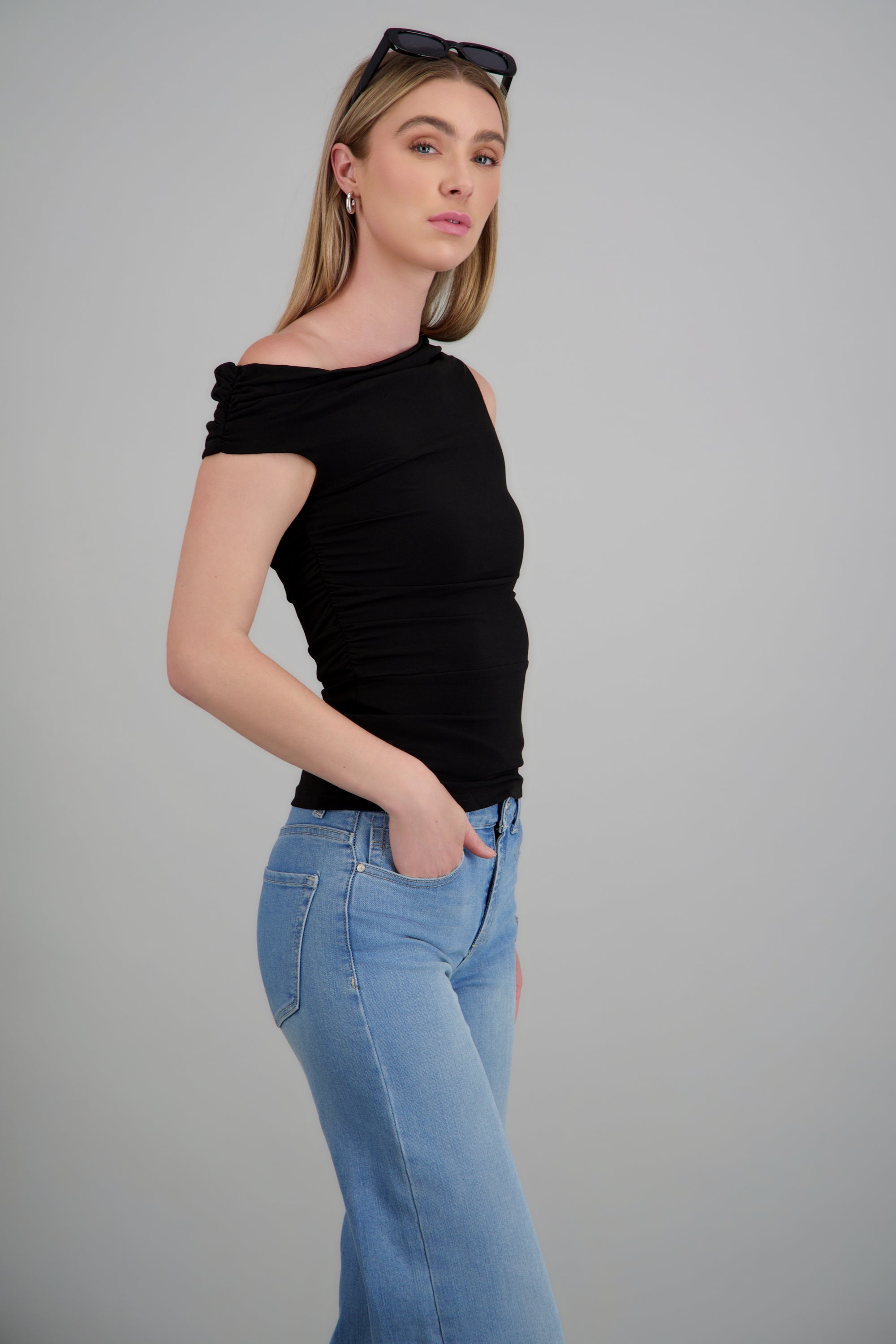 Top fruncido off-shoulders NEGRO
